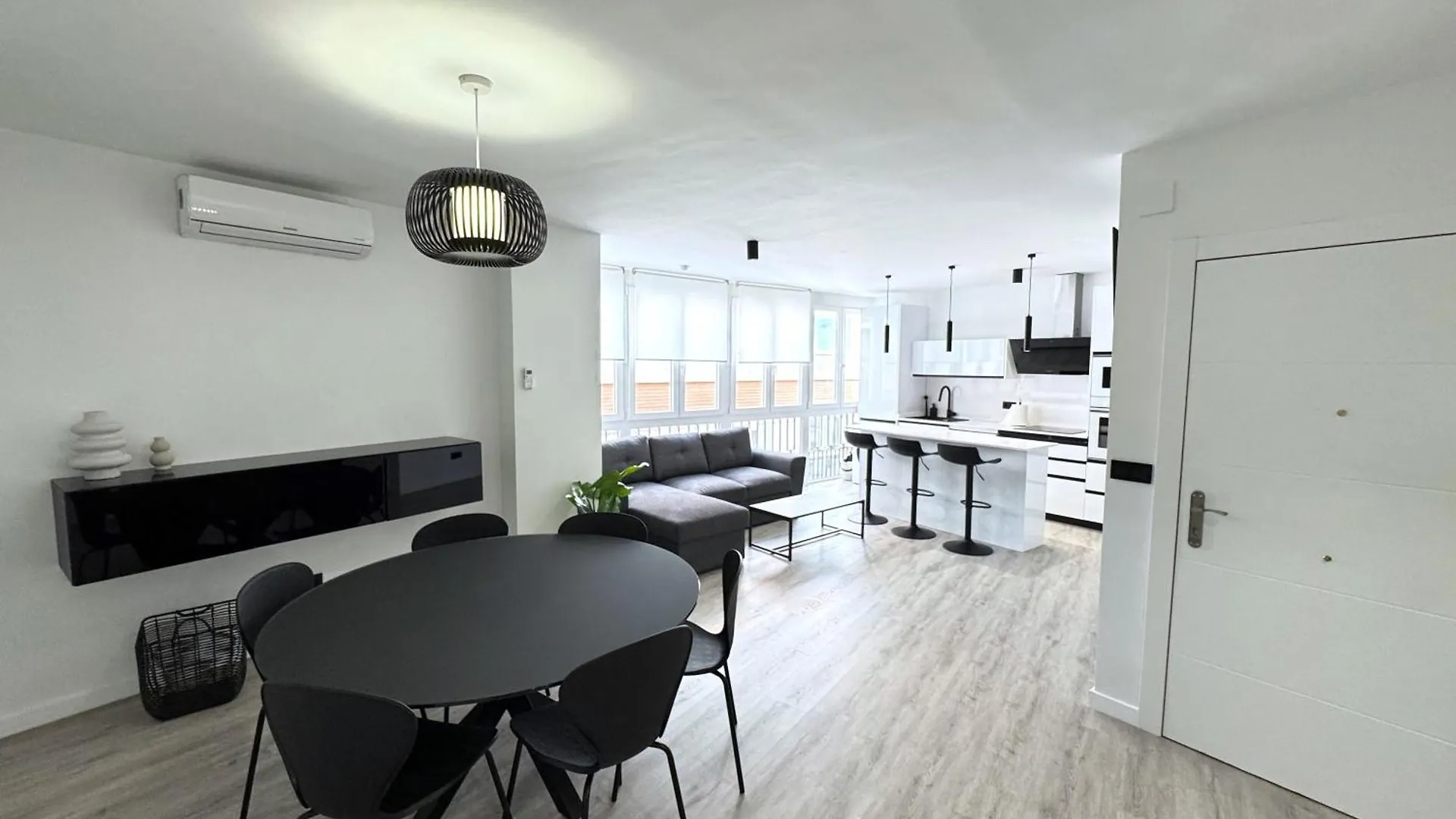 Las Flores Luxury Apartment Малага