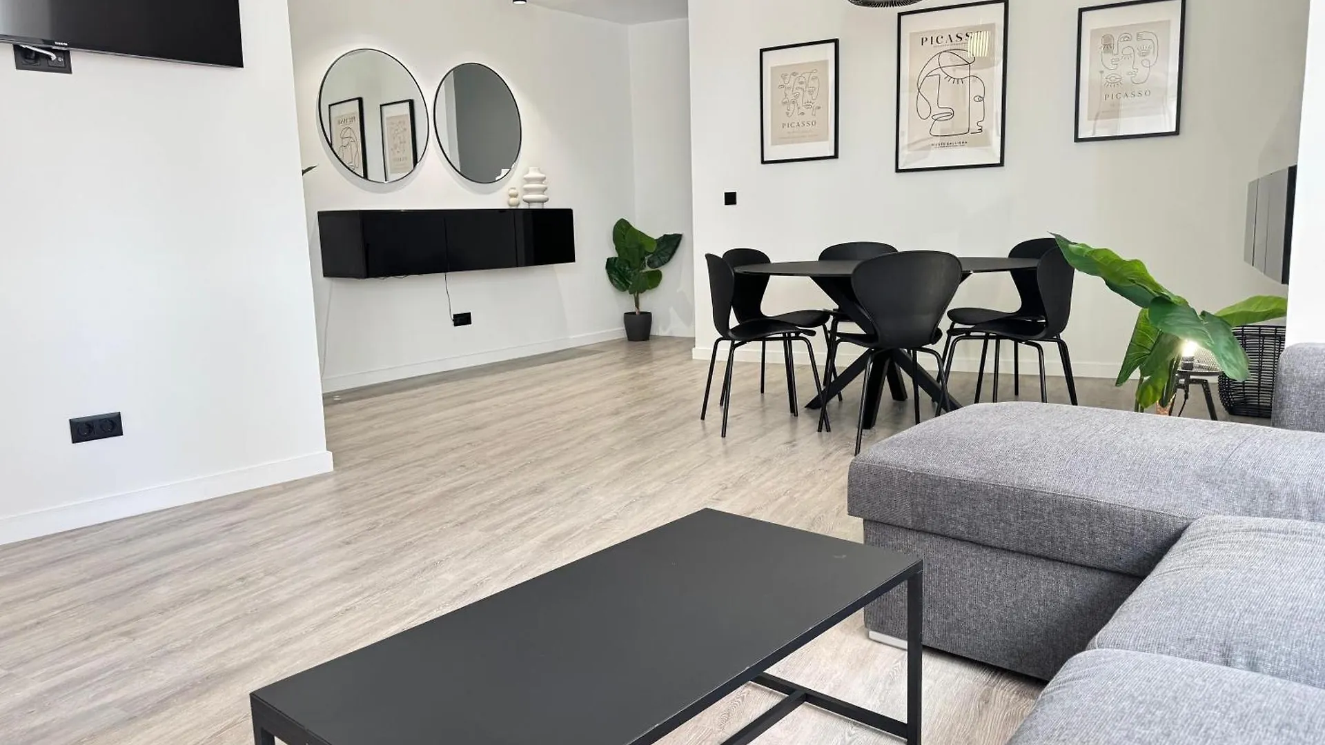 Las Flores Luxury Apartment Малага